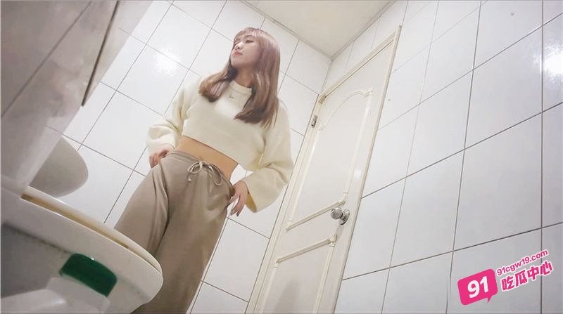 商场女厕固定摄像头偷拍 几位高颜值美女各种极品美鲍太美啦~ 配图