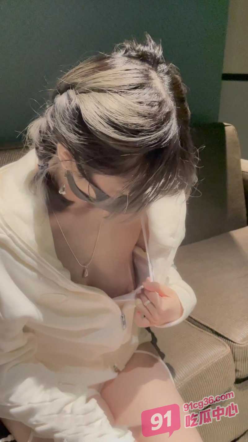 顶级网黄玩偶姐姐 楼梯间激情性爱私拍 中途来人被打断好紧张刺激~ 配图3