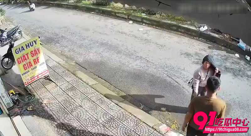 越南男子疯狂捅人 4