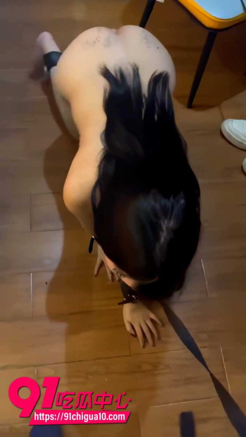 女高中生竟然是主人的性瘾母狗被拴上狗链多人群P爆操3