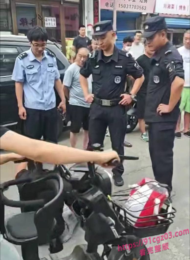 俩小伙街头斗殴打架秒变袭警闹剧 被辣椒水伺候 劫持路人当人质 嚣张的像犯罪片主角