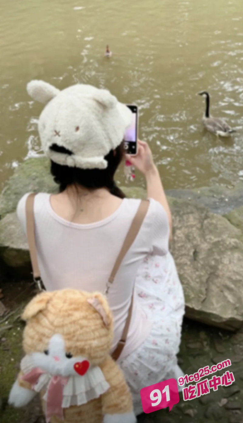 杭州育英大学邹忱诺 课堂上公然摸奶 朋友圈发骚便宜又好约！ 配图12
