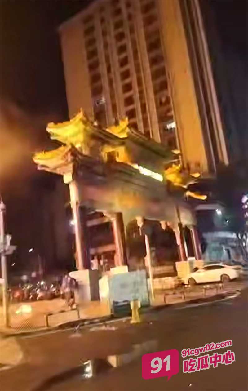 重庆市江南装饰城发生重大火灾 整栋大楼烧了 起火点在一楼难逃生 配图