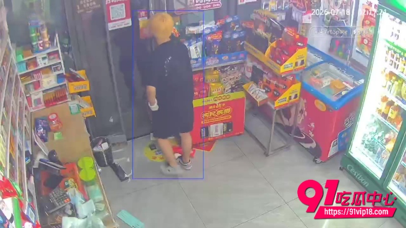 宜昌精神小伙打砸无人店偷烟事件3