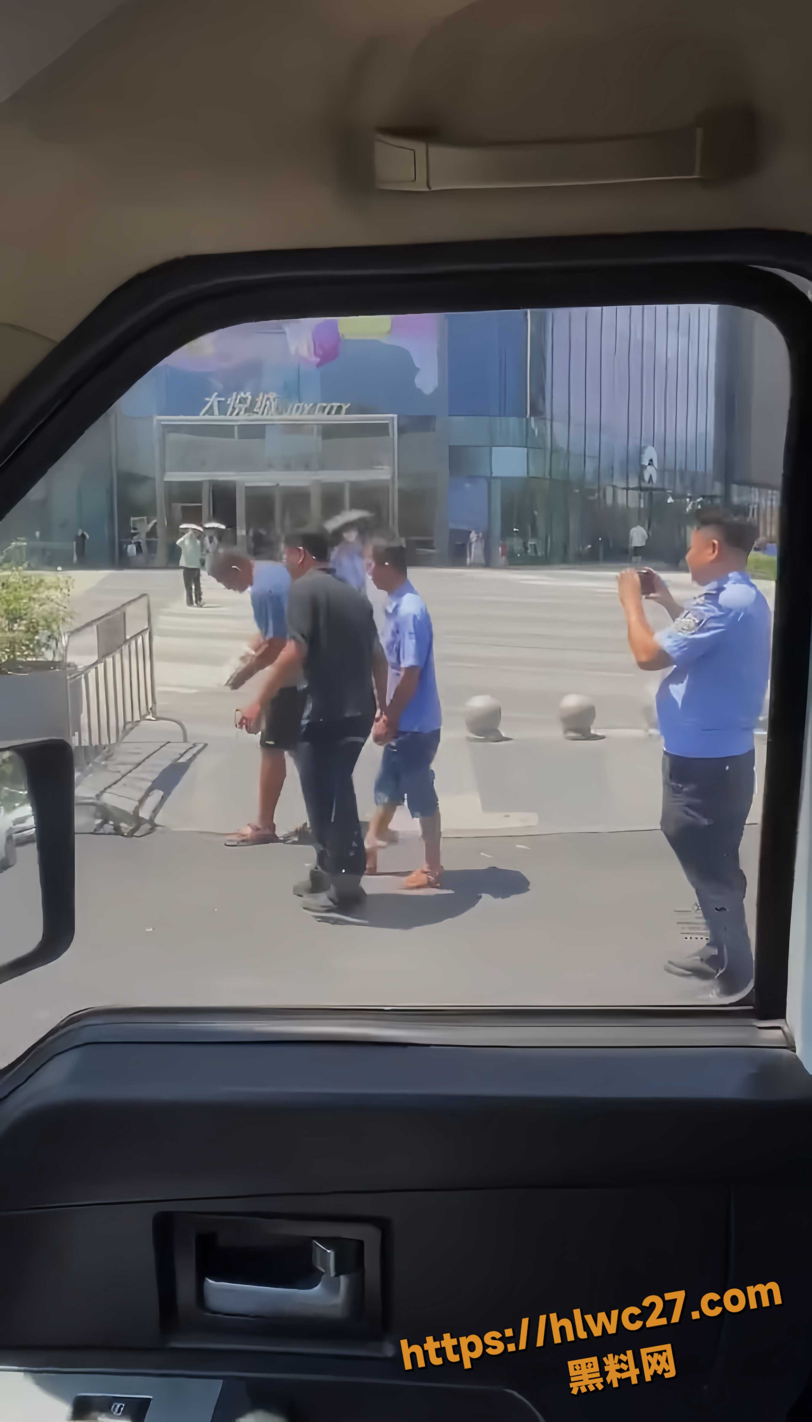三亚大悦城血案 出租车司机疯狂捅刺女乘客 现场鲜血狂喷惨不忍睹