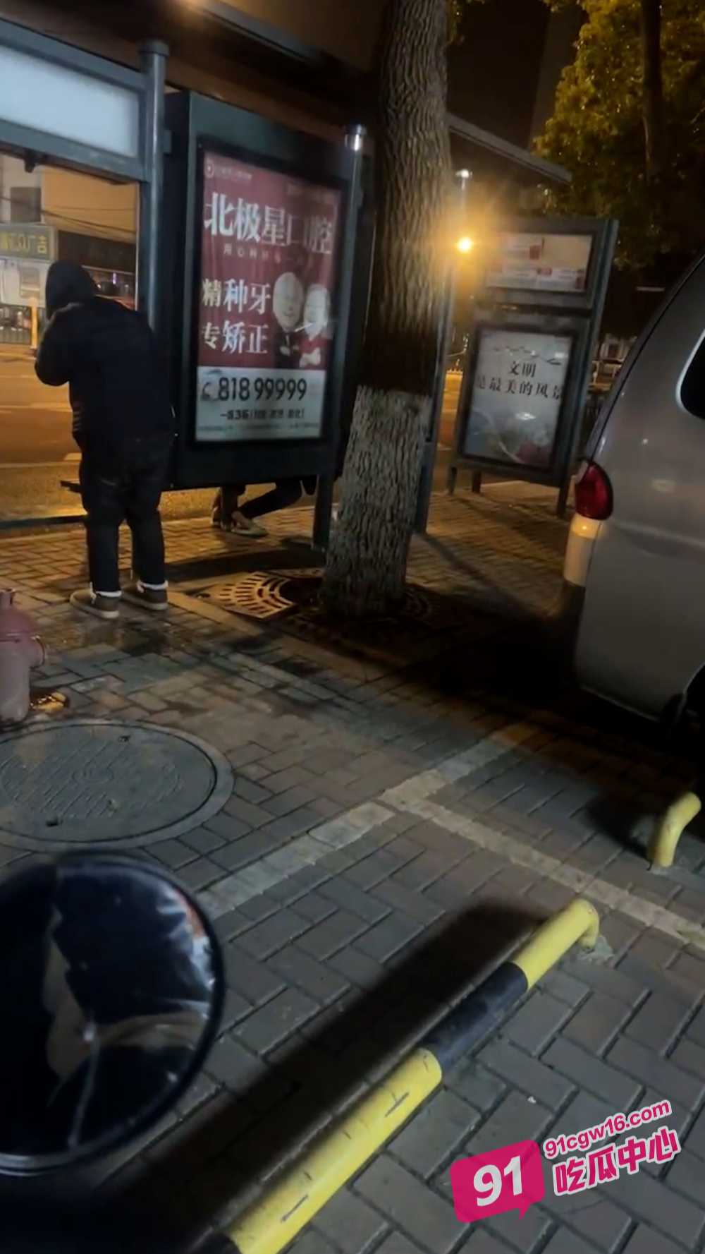 做自己的爱让别人拍去吧！常州大学城公交车站小情侣无视路人拍摄当街啪啪 配图2