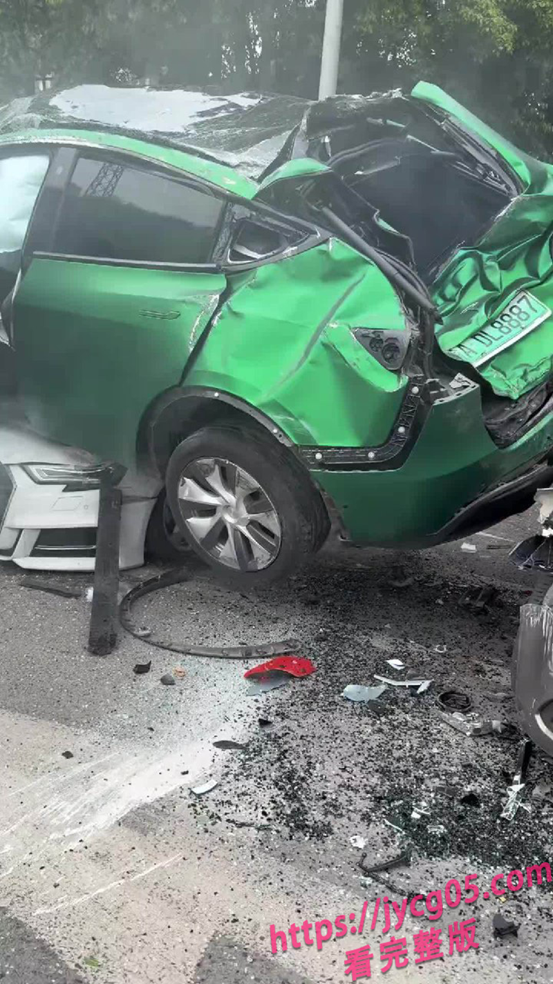 重庆惊现飞车事故!特斯拉腾空压毁五车!司机竟没受伤?