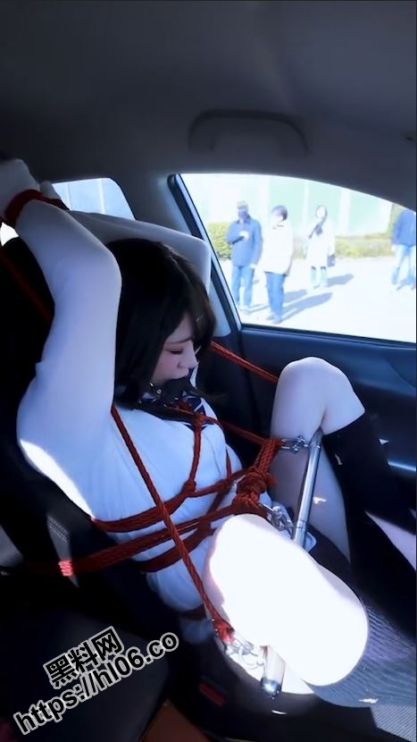 【重口味】高颜值美女重口味私密视频流出，调教束缚窒息胶衣，重口猎奇谨慎观看