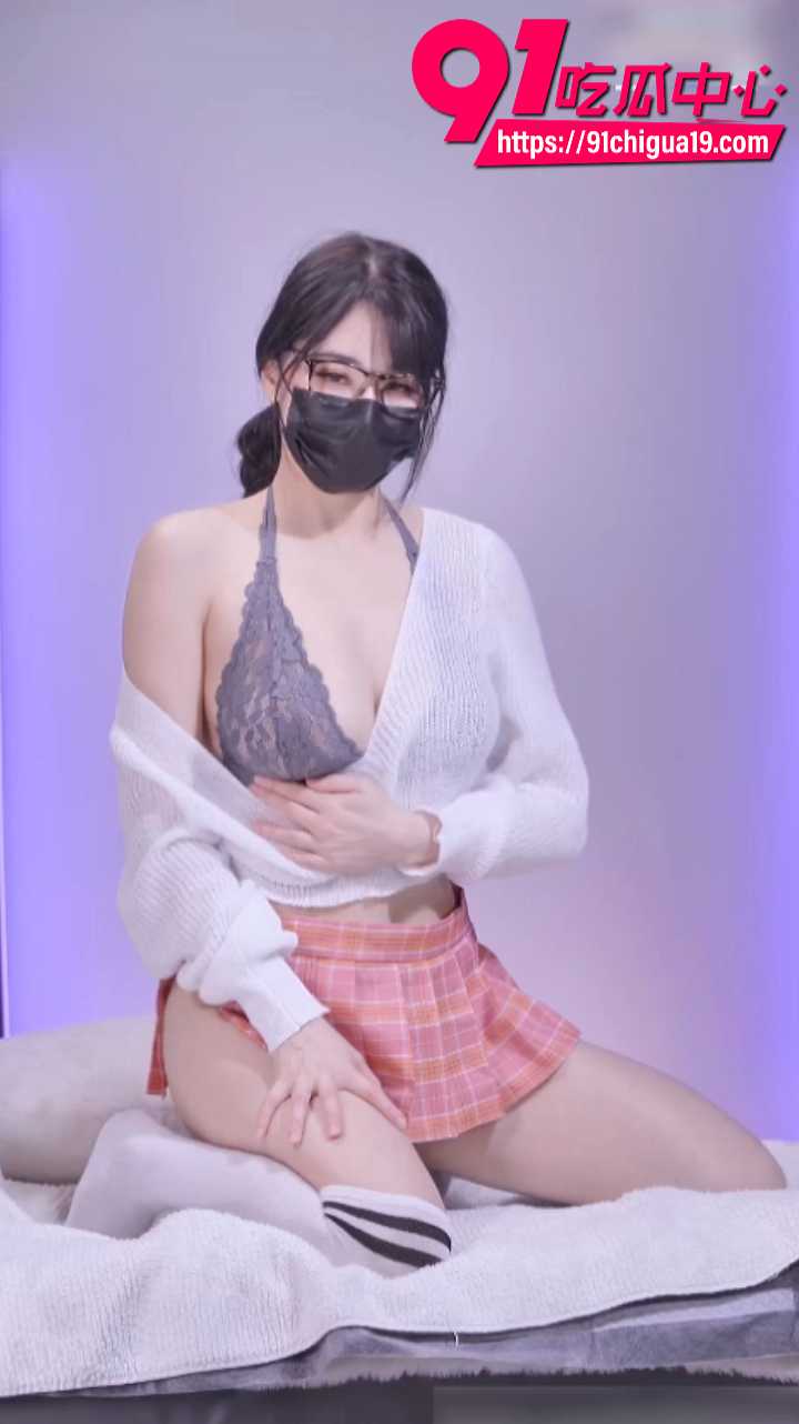 极品留学生小水水 黑长直麻花辫巨乳白袜 跳蛋自慰后被男主猛插后入