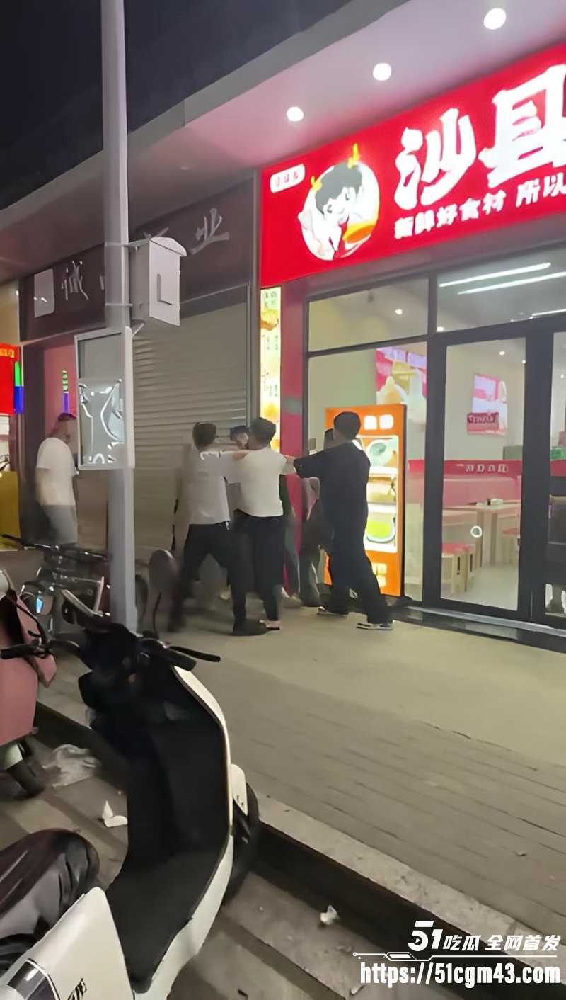 反差女神精神小伙打架现场 6