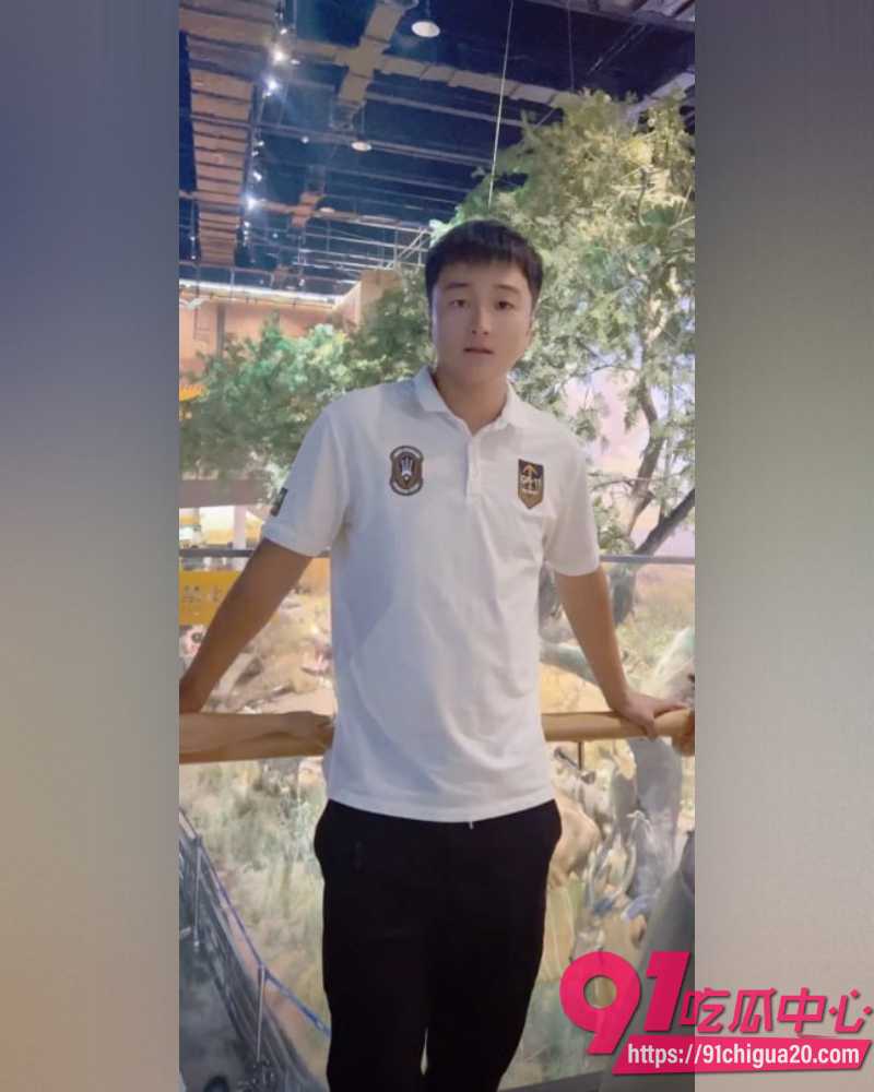 河南网红梁俊鹏 24