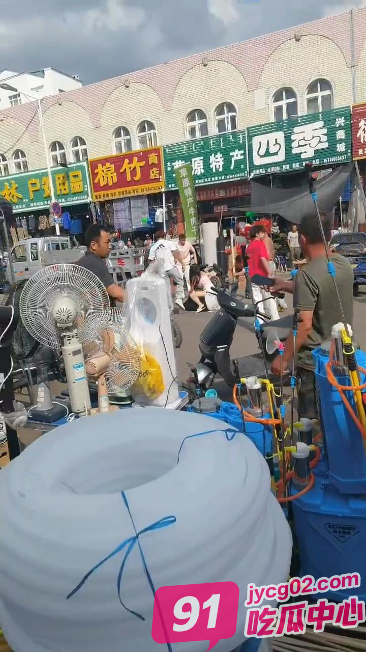 猖狂！精神小伙当街砍人 被砍人妻子拼命阻拦但难逃厄运 配图