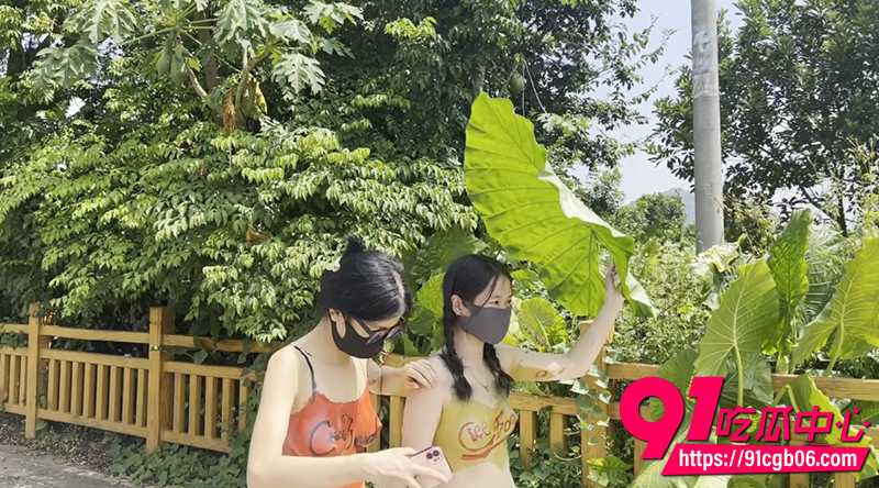 露出界扛把子cikaimoon 乡下玩出艺术新高度 同闺蜜全裸人体彩绘 搭讪三轮车司机被问的一脸懵!