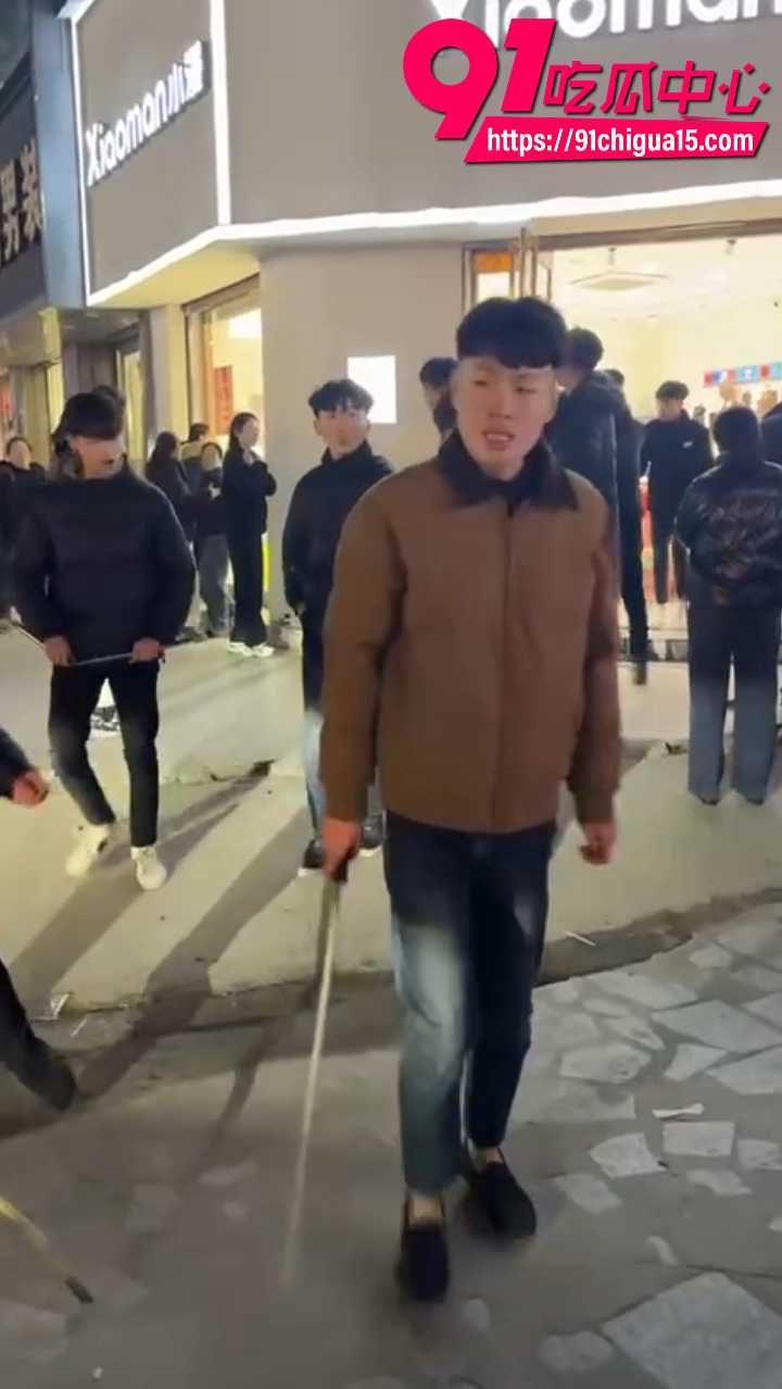 山东菏泽曹县精神小伙群殴白衣男2
