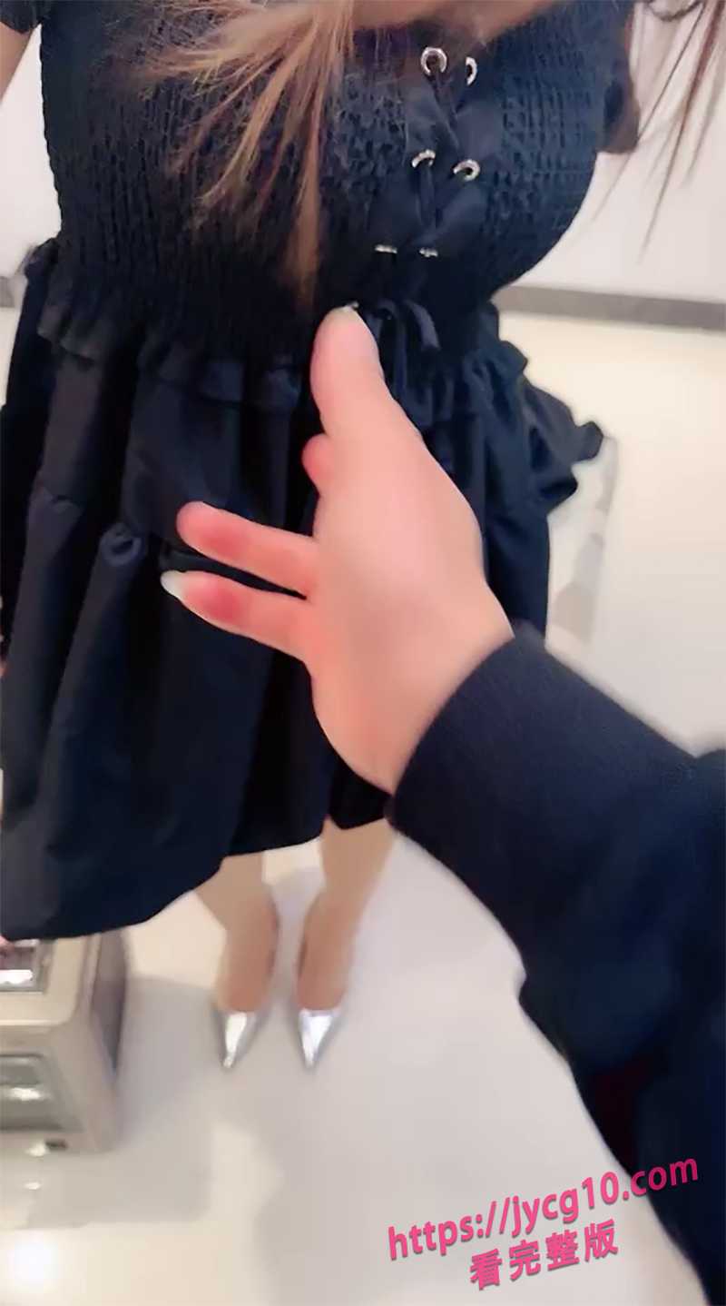 瓜友投稿！风韵嫂子深夜做客 暧昧氛围失控诱惑爆发