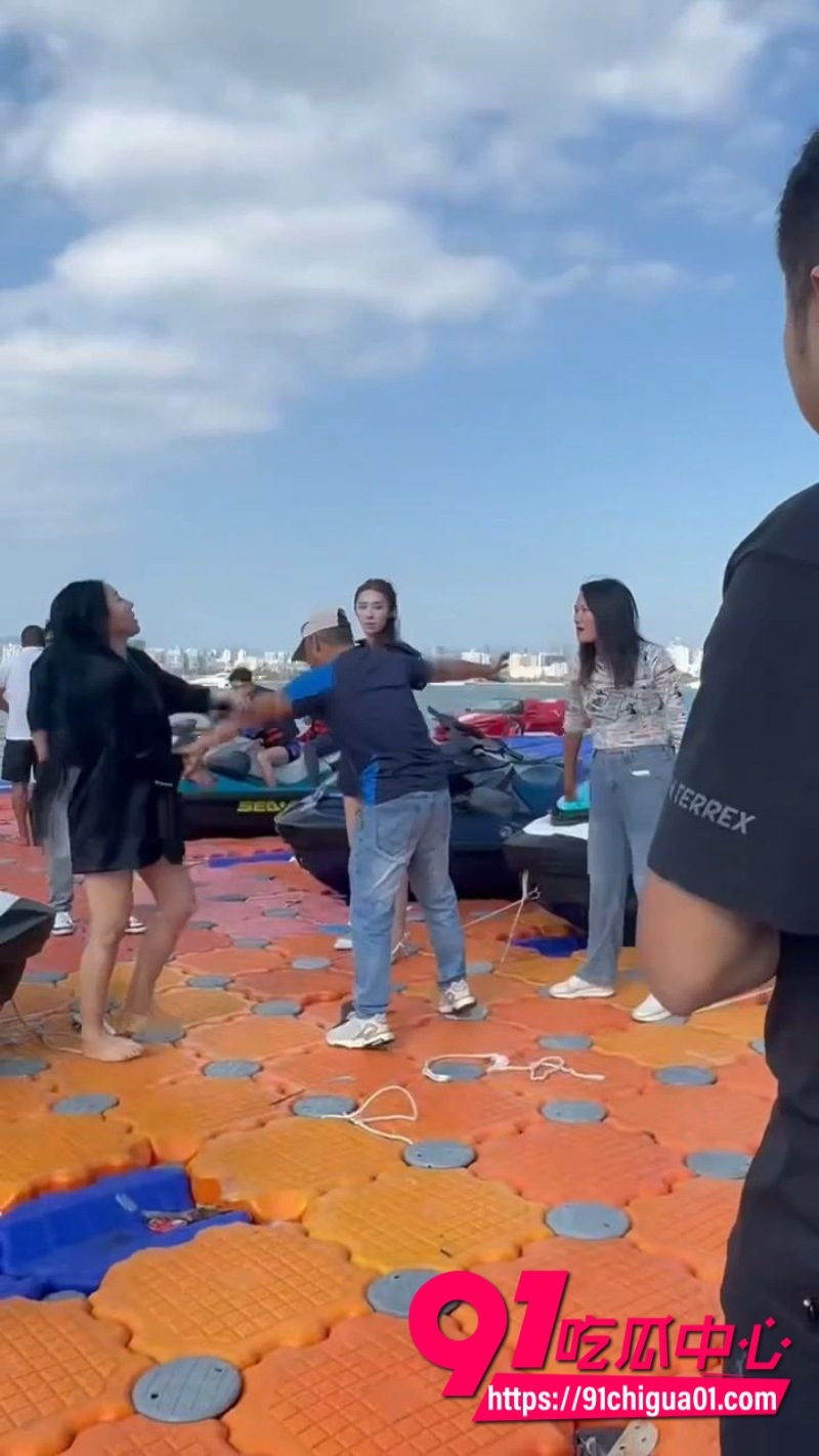海南三亚海边 三女爆发冲突 头发一拽倒地就干8 海南三亚海边 三女爆发冲突 头发一拽倒地就干8