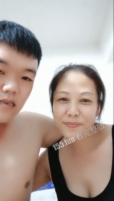 【真正母子乱伦】儿子喝醉意外看见巨乳妈妈洗澡强行内射 妈妈亲口讲述发展史
