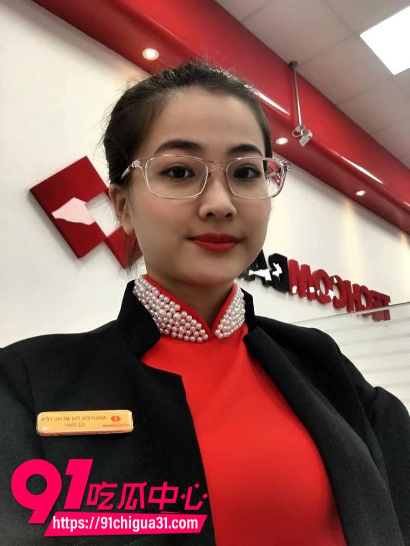 瓜友投稿越南技商银行女职员 被副行长潜规则操哭 小母狗在酒店房间被无套后入