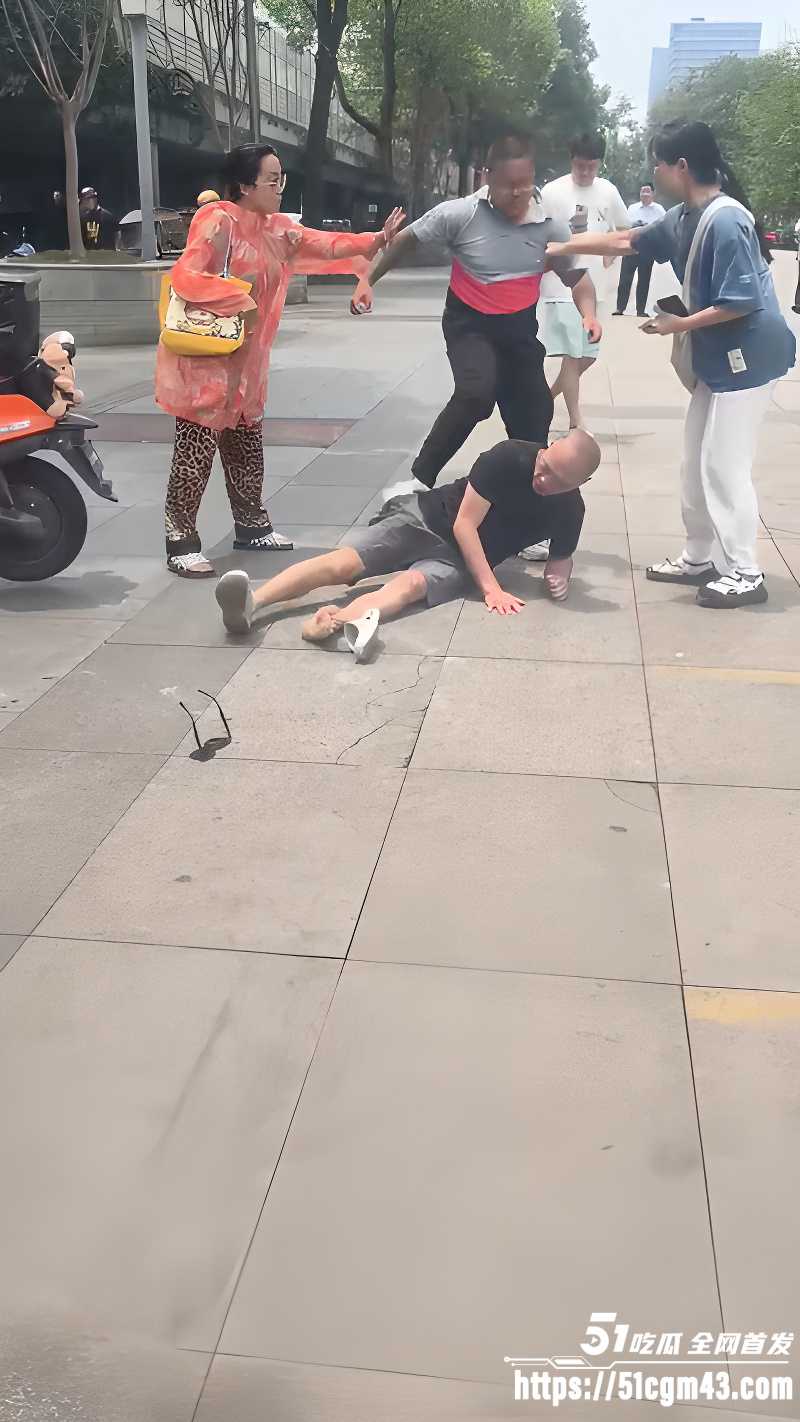 大爷街头怒怼顺丰小哥 遭其反杀锁喉 7 大爷街头怒怼顺丰小哥 遭其反杀锁喉 7
