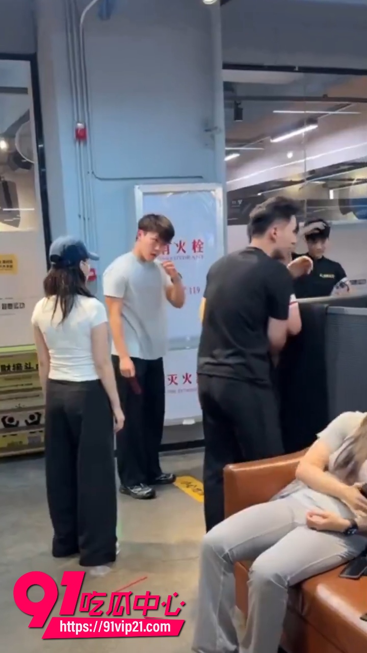 哥们脚踏两只船被找上门1 哥们脚踏两只船被找上门1