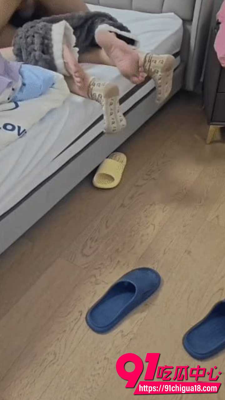儿子偷拍妈妈洗澡后直接床上强上7