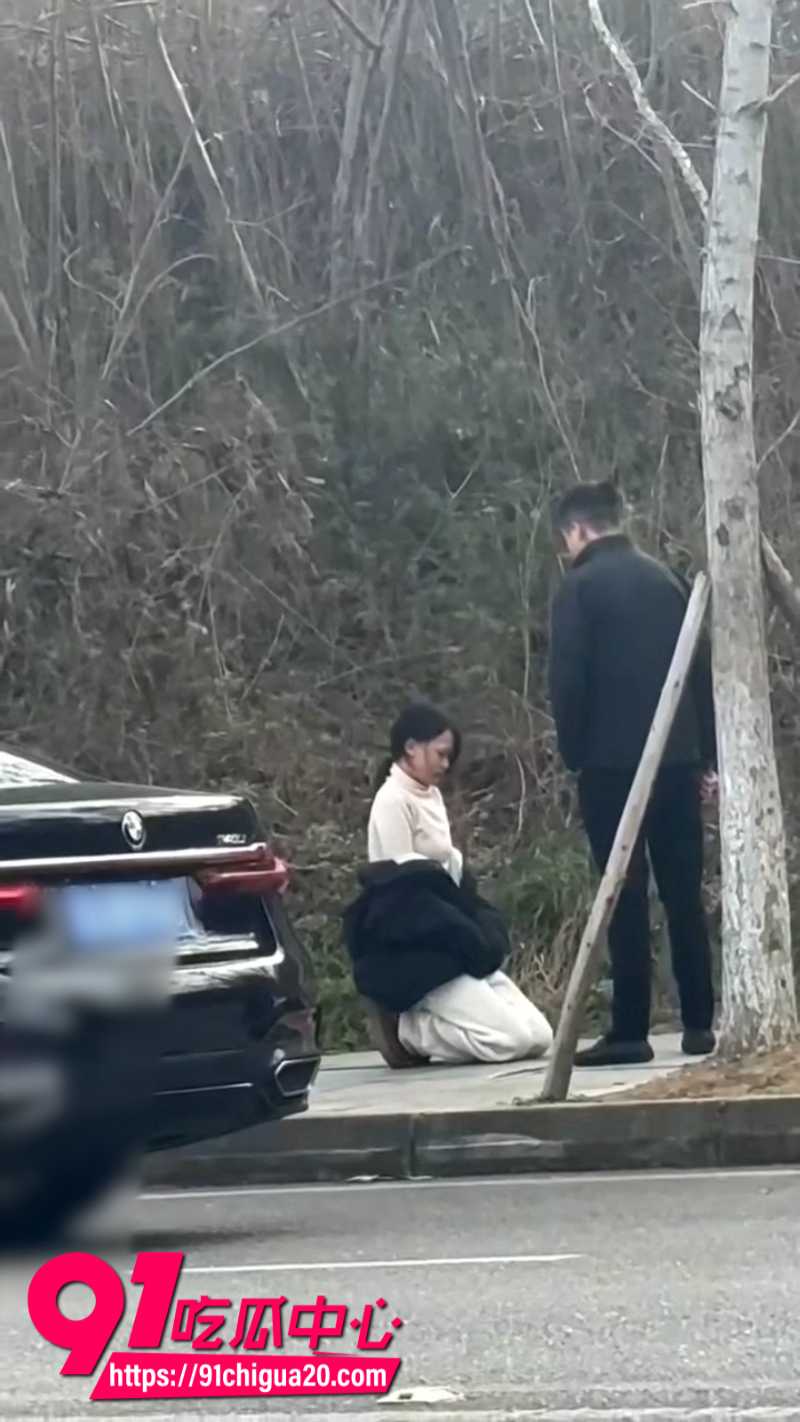 女子跪地向宝马车主求饶1 女子跪地向宝马车主求饶1