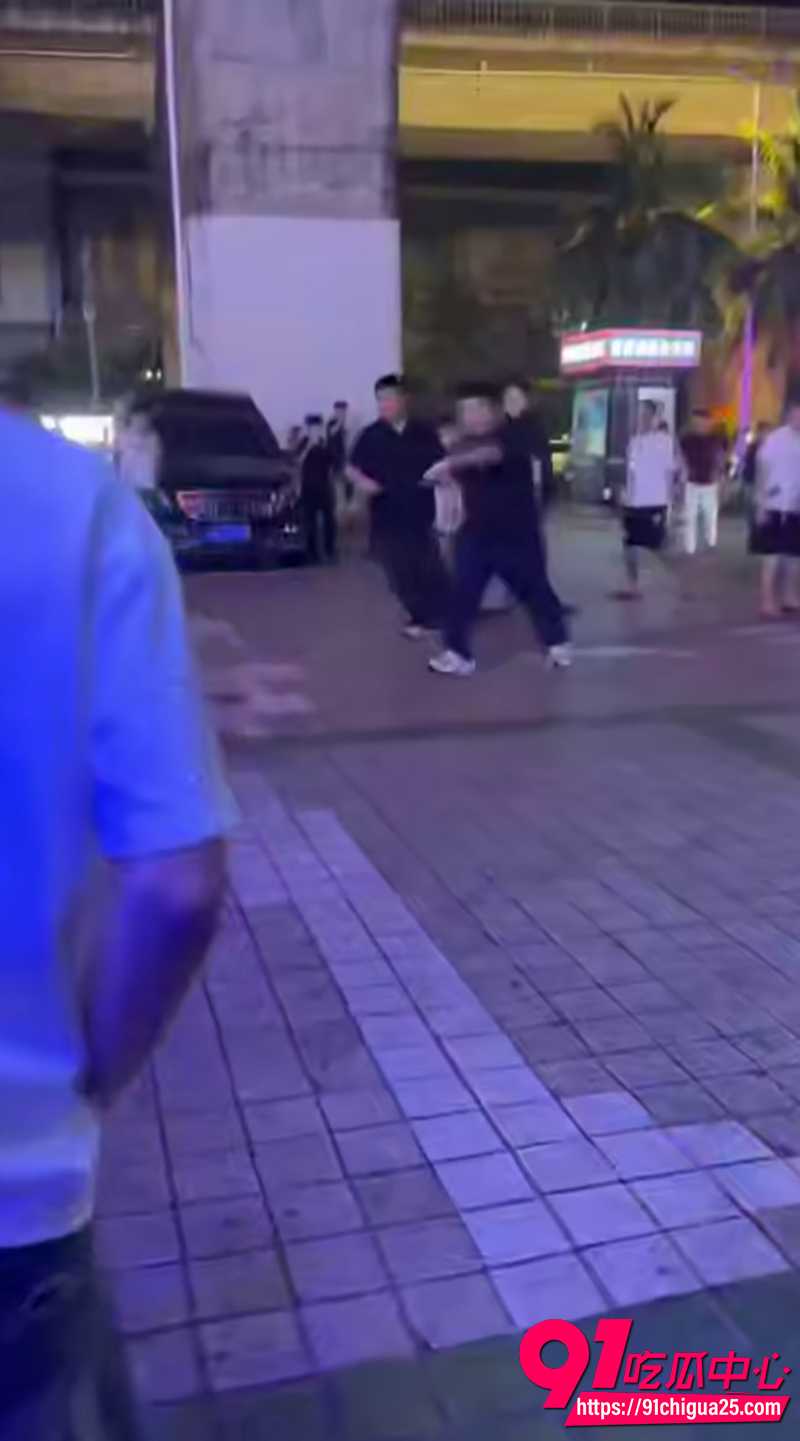 海口夜市男子驾驶轿车撞人 6 海口夜市男子驾驶轿车撞人 6
