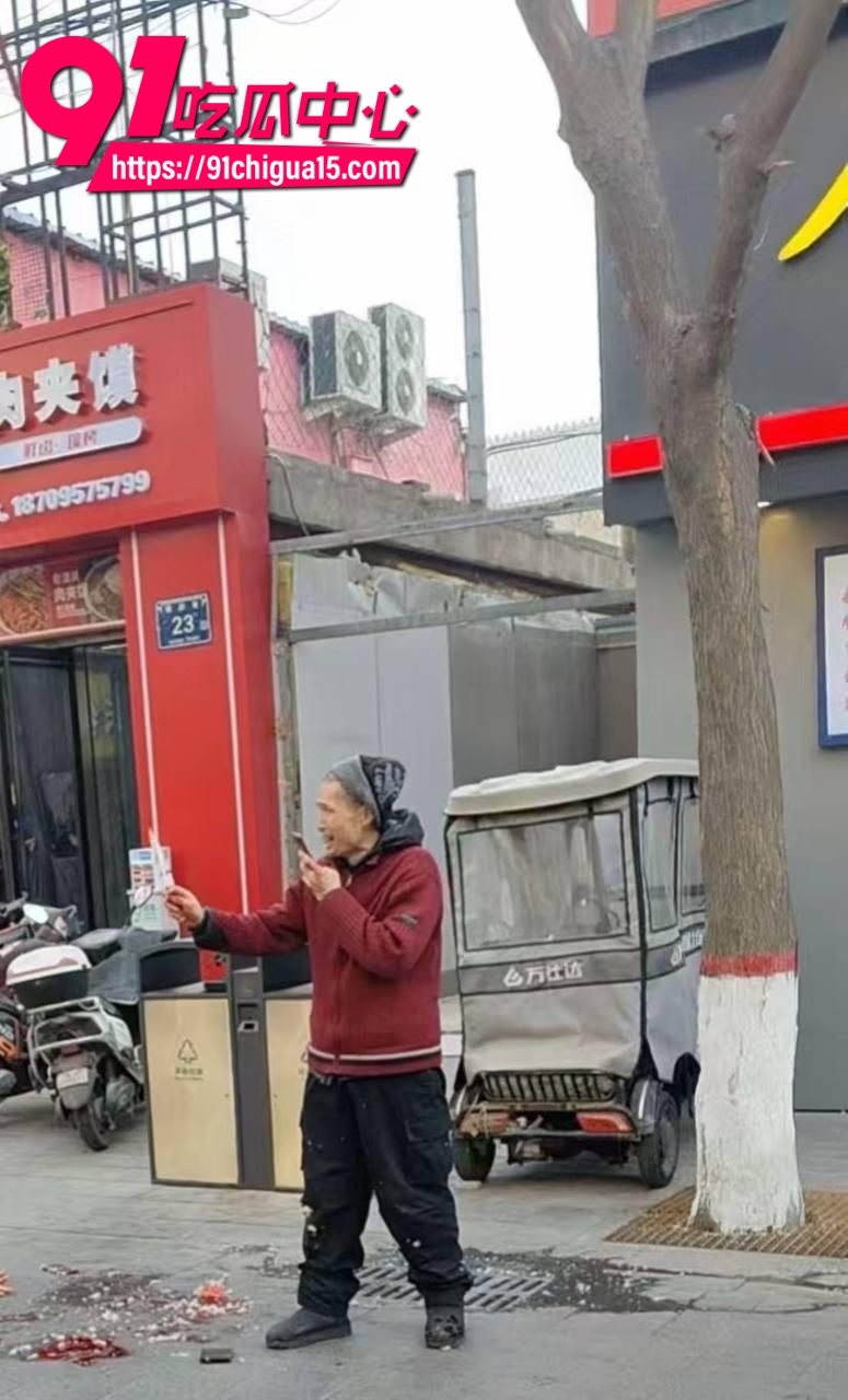 宁夏银川红衣老头噶人事件 水果店老板因120块垃圾费被残忍杀害