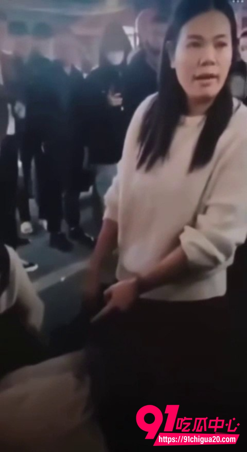 潭万豪街头抓小三4