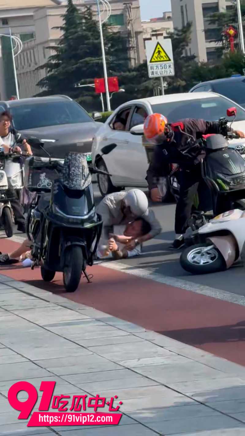 外卖员与另一位摩托车司机发生碰撞后被暴打8