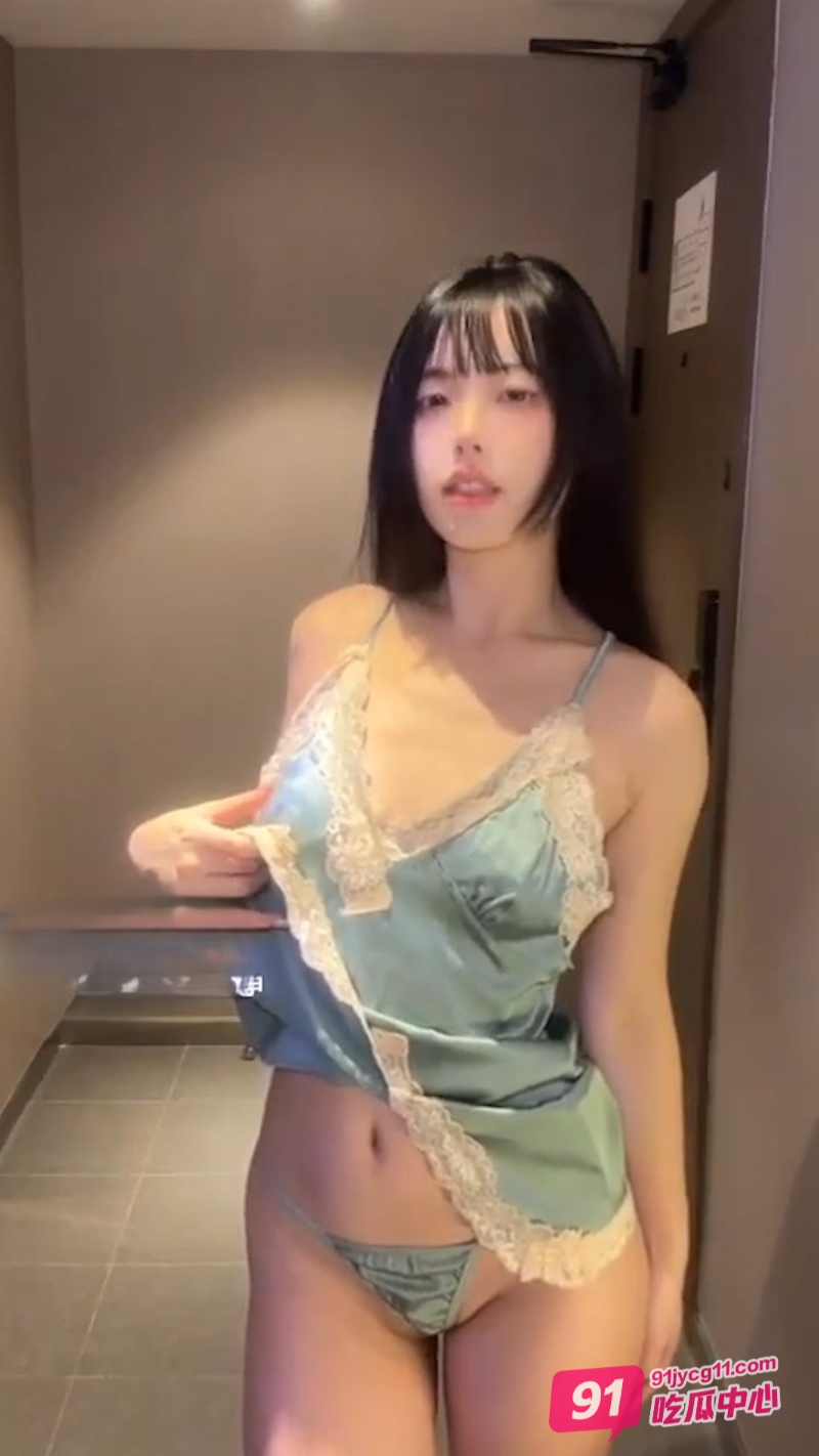 推特网红陈皮糖 为了生活不惜献身 各种情趣制服无比诱惑~ 配图3