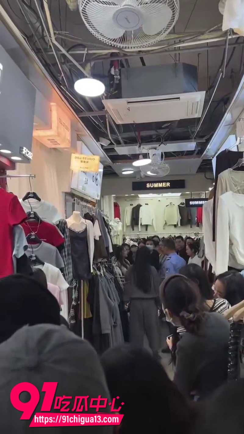 女人在商场打架打的头破血流7