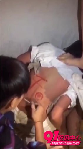 精神小妹被霸凌现场视频2