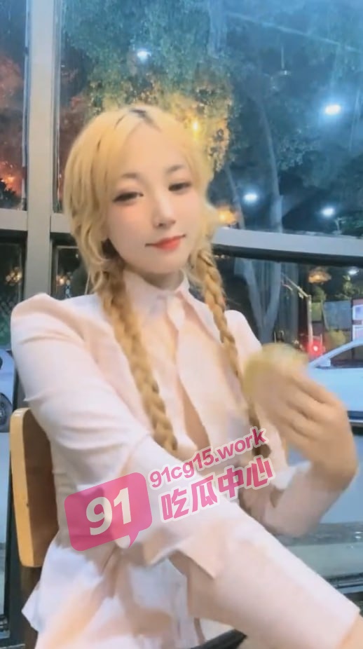 金毛麻花辫小萝莉～酒桌发骚勾引朋友 饭店卫生间翘屁股被后入爆操！