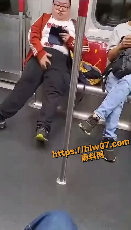 好一对痴男怨女 地铁自慰都能够如此同步 希望他们能碰在一起！