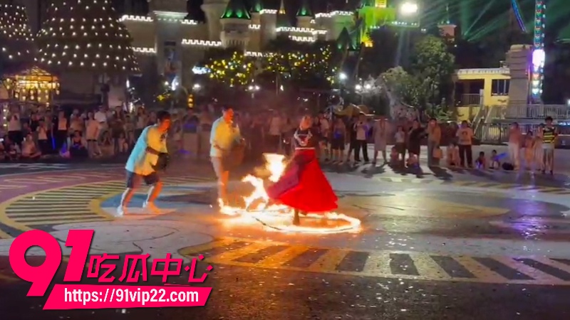 江苏徐州乐园演出突发惨剧女演员表演火裙舞裙摆爆燃瞬间秒变火球1 江苏徐州乐园演出突发惨剧女演员表演火裙舞裙摆爆燃瞬间秒变火球1