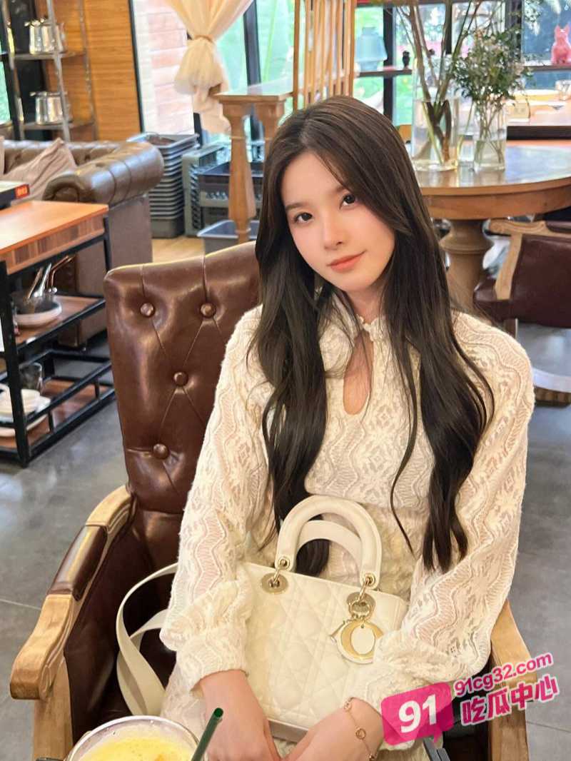 深夜撸片推荐～日本痴汉小伙偷看女老板换衣服 勇敢上前强推吃软饭！