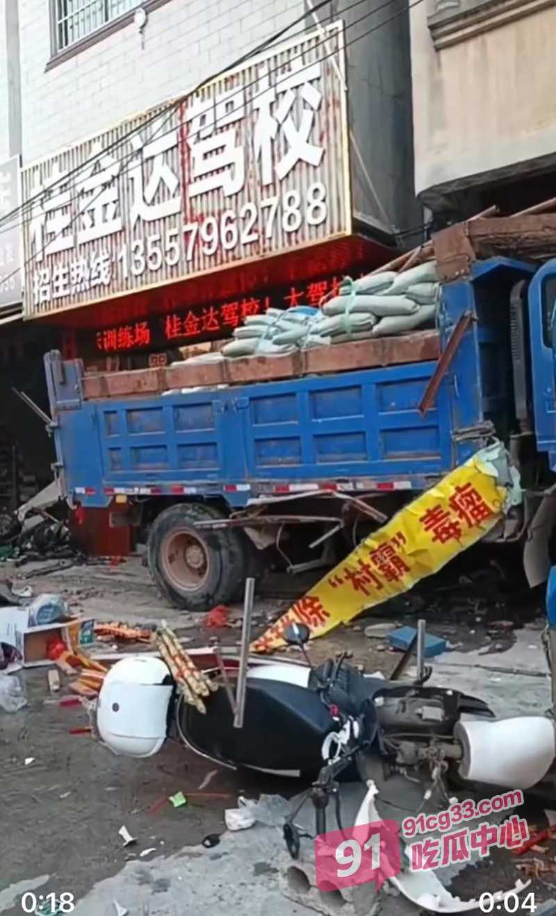 广西桂平南木镇一货车与多车碰撞事故致死五人 现场视频曝光 惨状不堪直视