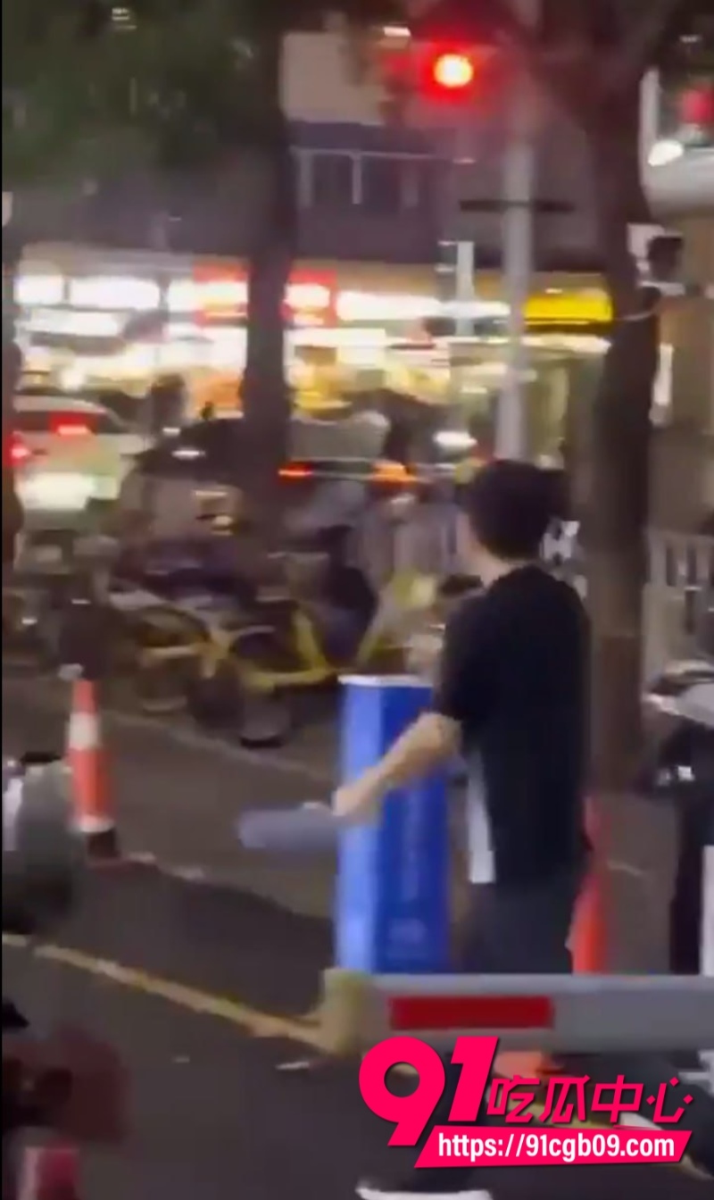 珠海街头菜刀男 手持菜刀疯狂乱砍冲进VIVO店2