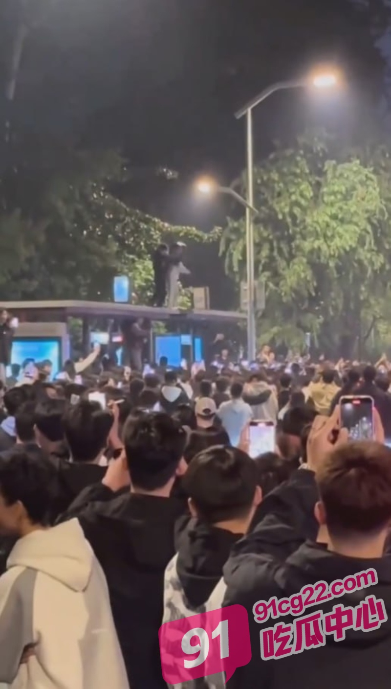济南解放阁飙车炸街瓜 鬼火少年深夜警方对峙 一小伙被现场爆抽耳光!