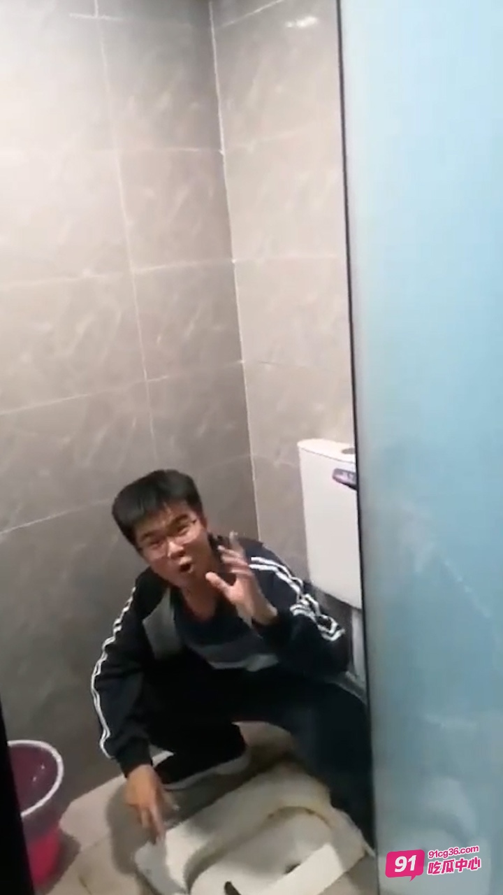 极度重口 杭州四中变态男直播吃屎 视频被录下后全校疯传！ 配图2