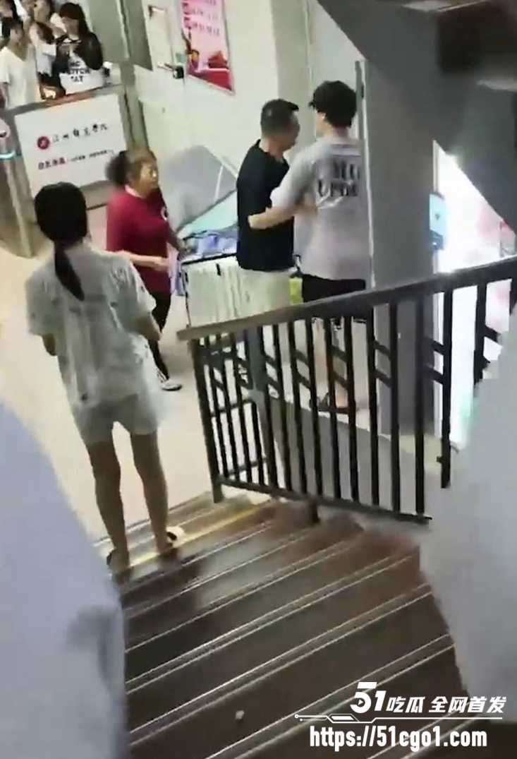 河北沧州师范学院女生脚踏两条船被当场抓包6拷贝