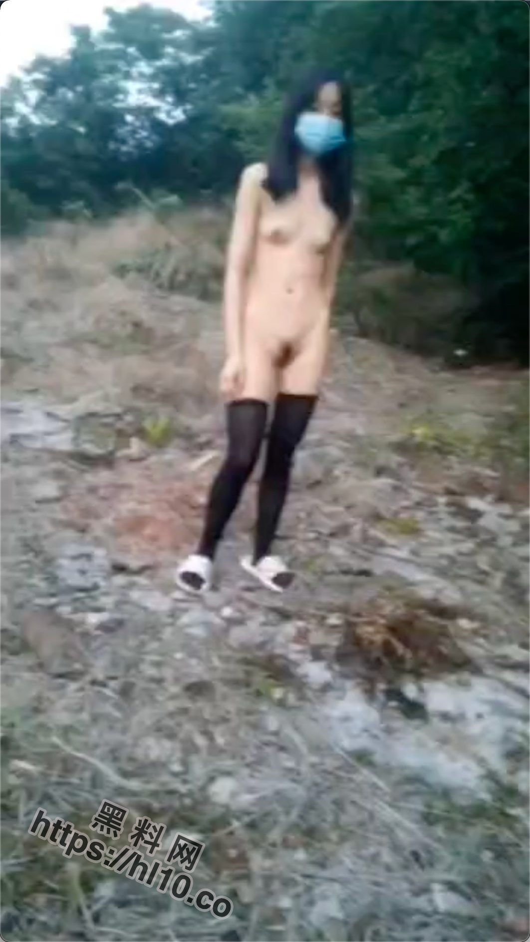 没有脸皮的姐姐居然全裸上山游玩！震惊的是还带着弟弟一起玩游戏！