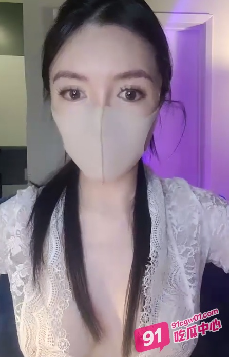 美女主播山岸又逢花直播擦边 超性感蕾丝内裤里塞跳蛋 只为偷偷钓大哥！ 配图5