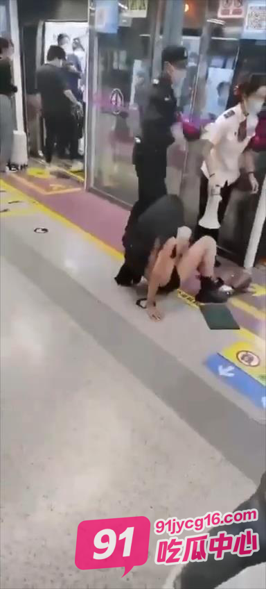 西安地铁女乘客被保安“扒衣示众” 现场视频曝光！ 配图4