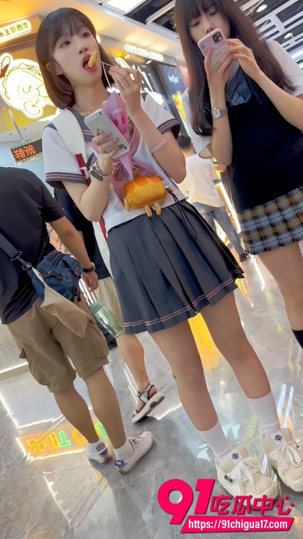 抄底大神KFC街拍JK水手服学生妹和闺蜜买串串 裙底白色内裤青涩爆表!
