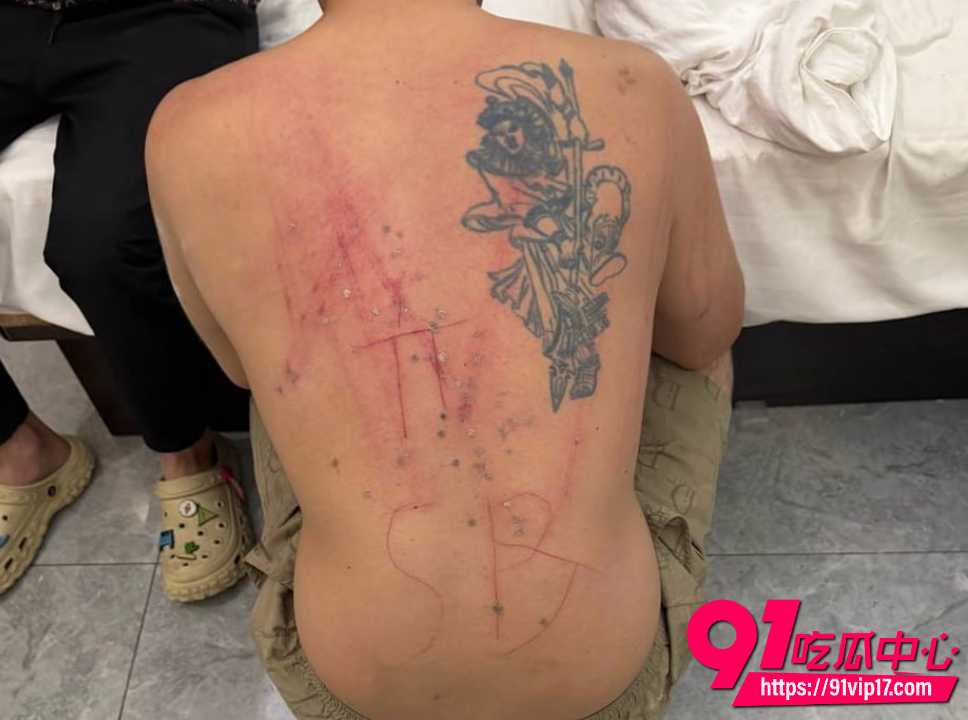 西港一伙绑架犯惨无人道折磨人6