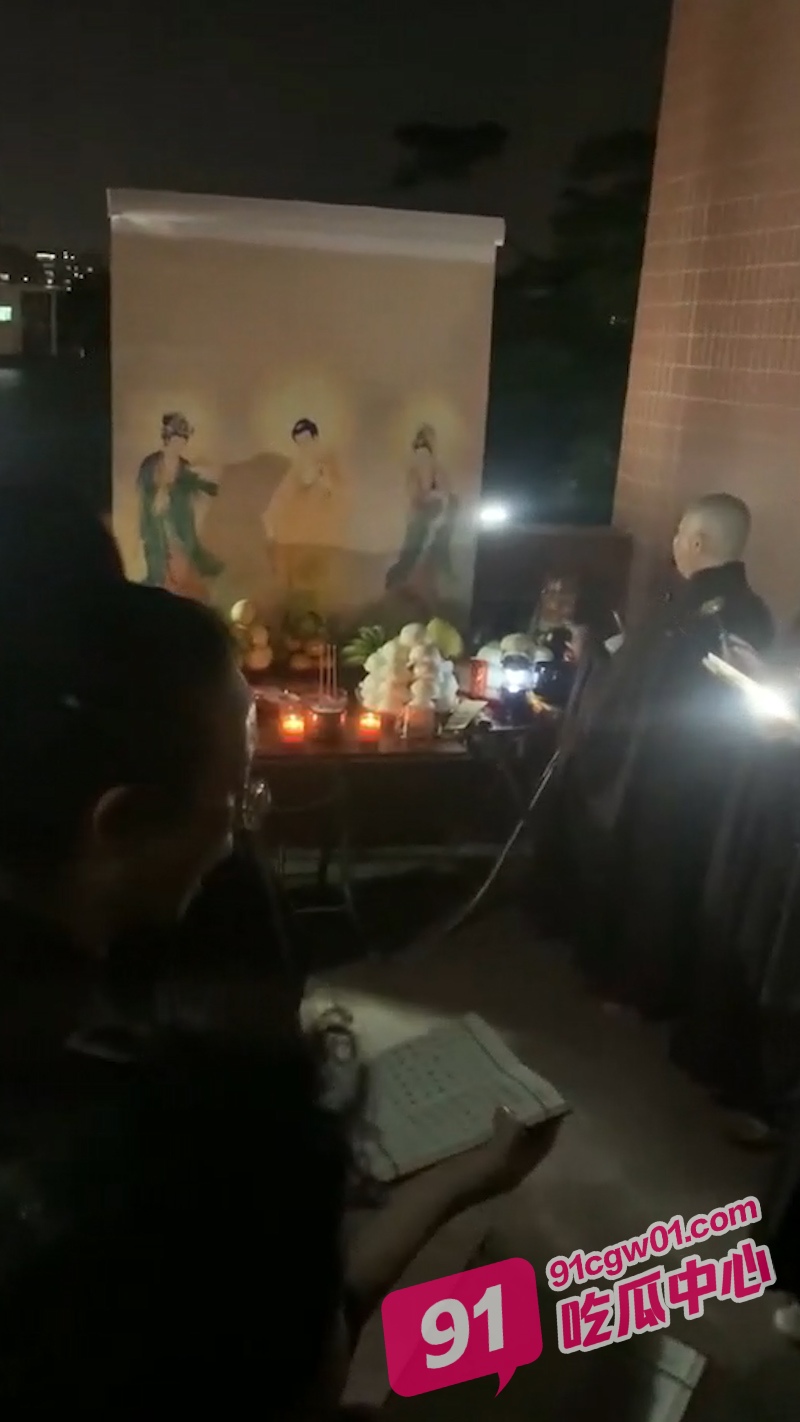 有什么说法吗？广东一老人穿红衣跑到邻居家自杀 全村停课做法事！ 配图2