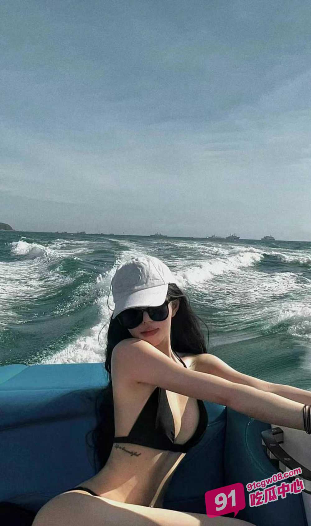 三亚富二代游艇出海淫趴视频流出 多名女神被圈养成性奴母狗 同时跪舔服侍 配图3