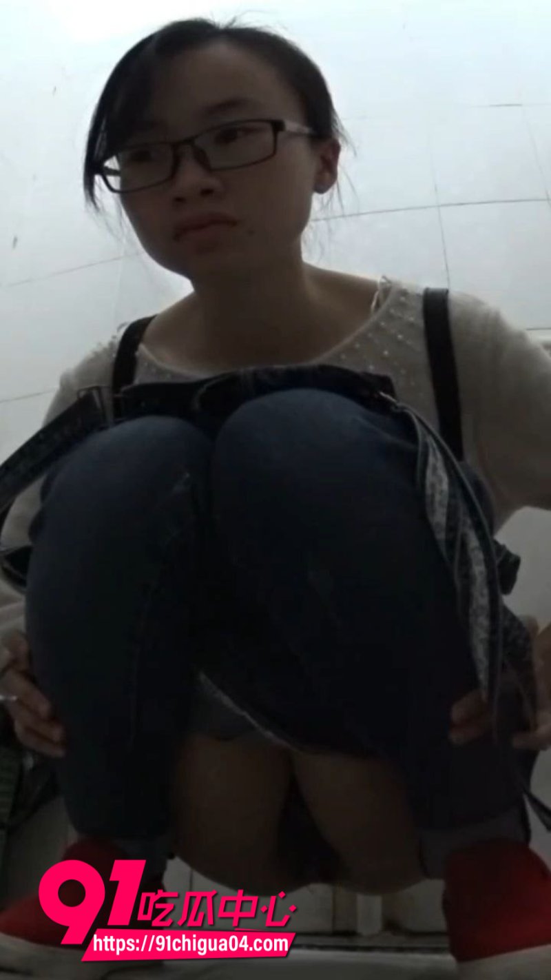 厕拍大神写字楼女厕所安装摄像头偷拍女人尿尿画面6
